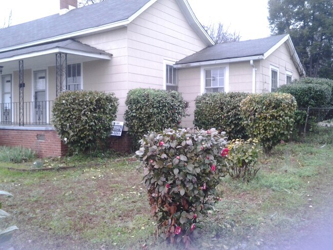 Building Photo - Charming 3-Bedroom, 1 Bathroom Ranch ***$2...