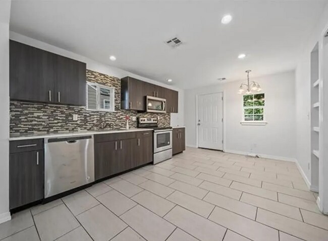 Building Photo - 3411 E 5th Pl