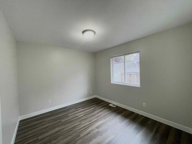 Building Photo - Kent - Cozy 3 bedroom / 2 bathroom Renovated home