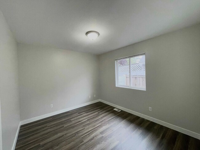 Building Photo - Newly Renovated 3 Bedroom Kent home