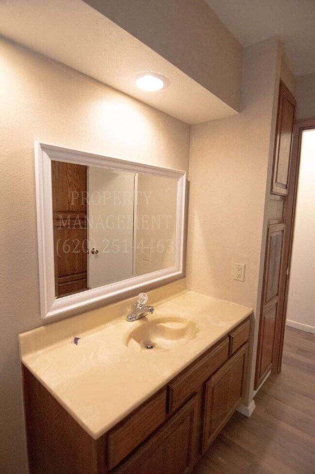 Building Photo - 2-Bedroom Duplex