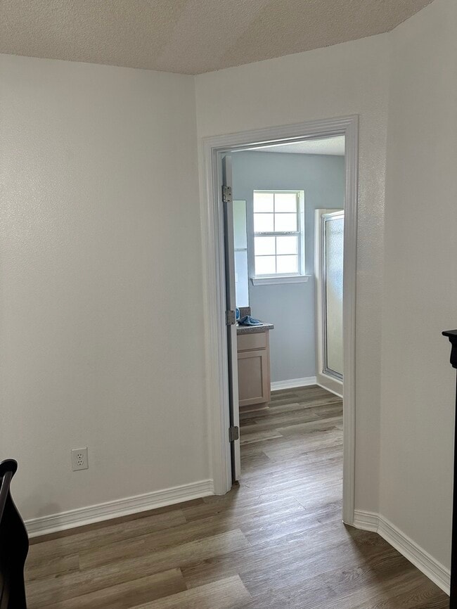 Building Photo - Large 4 bed / 3 bath home minutes from Nav...