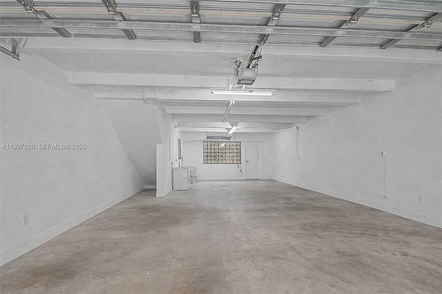 Building Photo - 2000 Brickell Ave