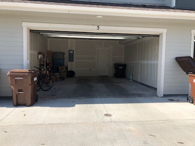 Building Photo - Beautiful 3 bed, 3 bath Townhome in West W...
