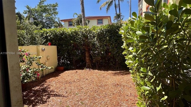 Building Photo - 621 NE 8th Ave