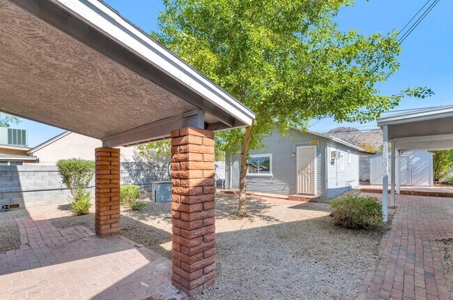 Building Photo - UPDATED PHOENIX RENTAL – 3 BED, 2 BATH NEA...