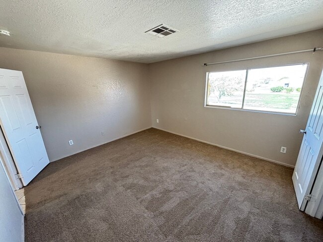 Building Photo - Charming 1Bed/1Bath apartment located in N...