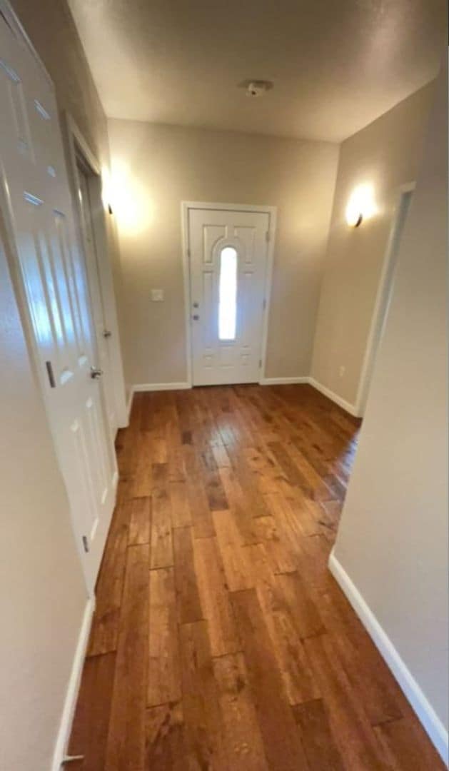 Building Photo - 3BED 2BATH - Garage, Yard & Laundry