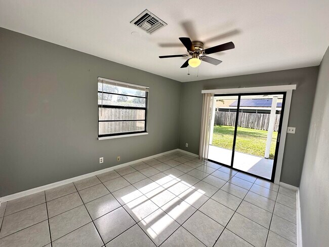 Building Photo - 947 Country Wood Ct