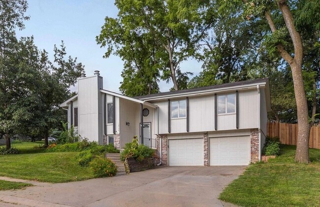 Primary Photo - Cozy elegance meets modern convenience in ...