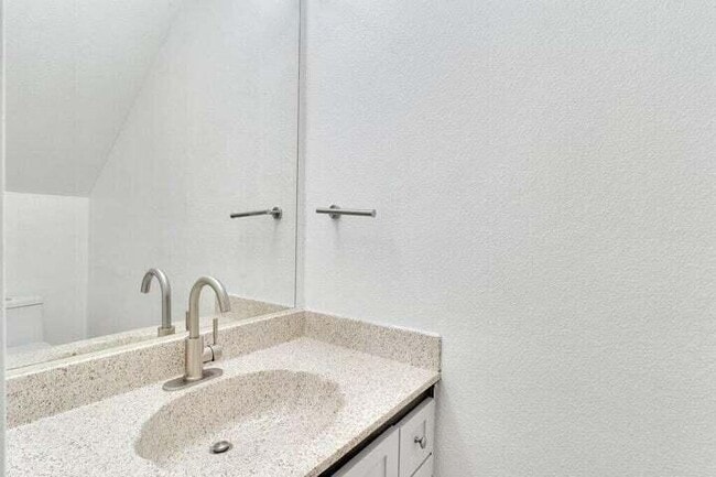 Building Photo - 34 Lakeview Dr