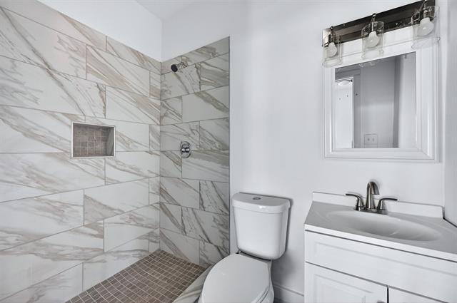 Building Photo - 710 E Lamar St