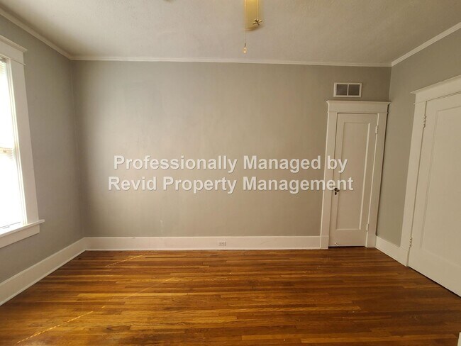 Building Photo - Large upstairs apartment in Midtown!