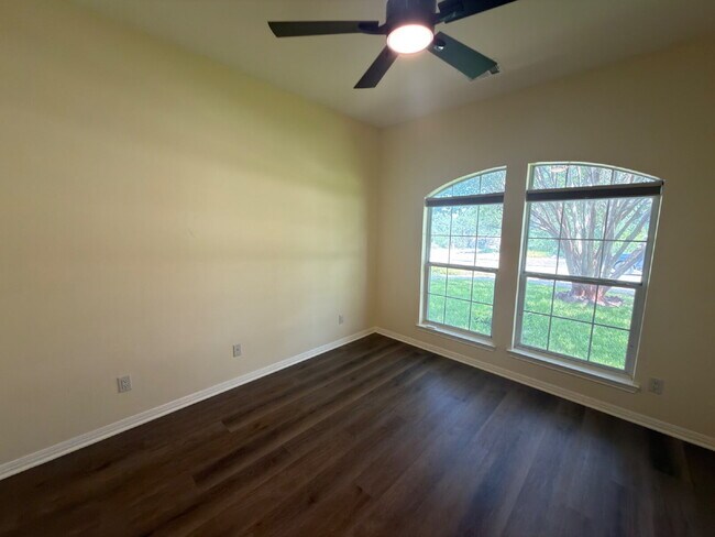 Building Photo - 3 bed 2 bath 2 car garage & pool.