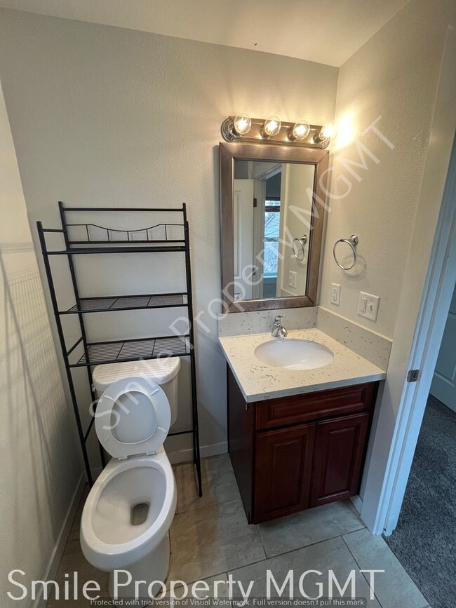 Building Photo - 2 Bedrooms with Garage Parking