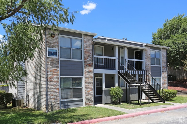 Building Photo - Silver Creek