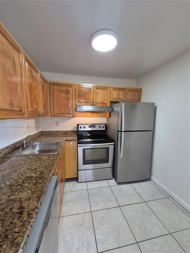 Building Photo - 9320 Fontainebleau Blvd