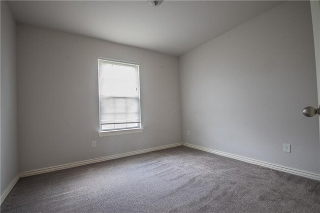 Building Photo - 325 Washburn Dr