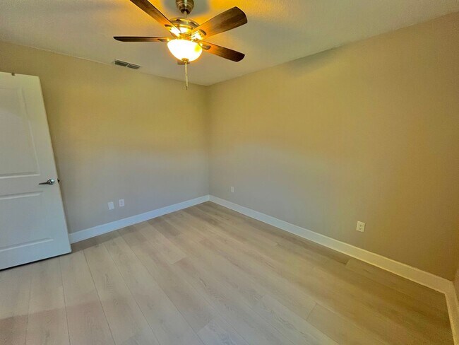 Building Photo - Beautiful 3 Bed, 2.5 Bath Townhome in Mode...