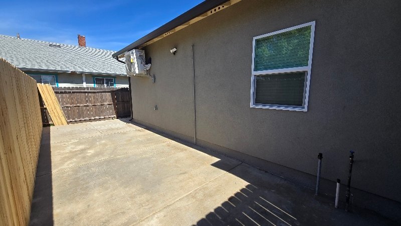 Building Photo - 619 S Sacramento St