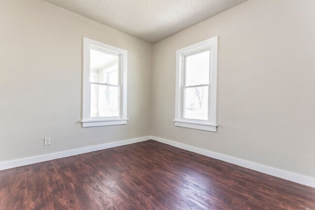 Building Photo - Spacious 2 bedroom 1 bath home