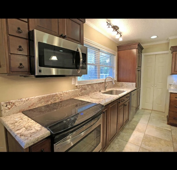 Building Photo - 1704 Pat Dr