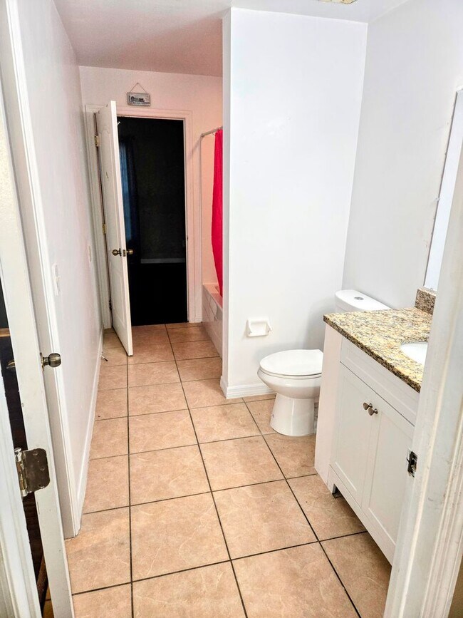 Building Photo - Large Family Home-Great Location! 3/2/2 + ...