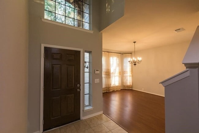 Building Photo - 2511 Sun Spot Ln