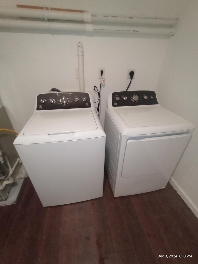 Washer and Dryer apt 2 - 222 Price St