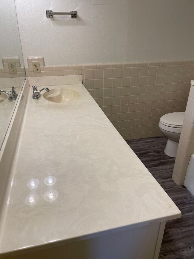 Building Photo - 2/2/1 In a quiet neighborhood - 6 to 9 month lease option available