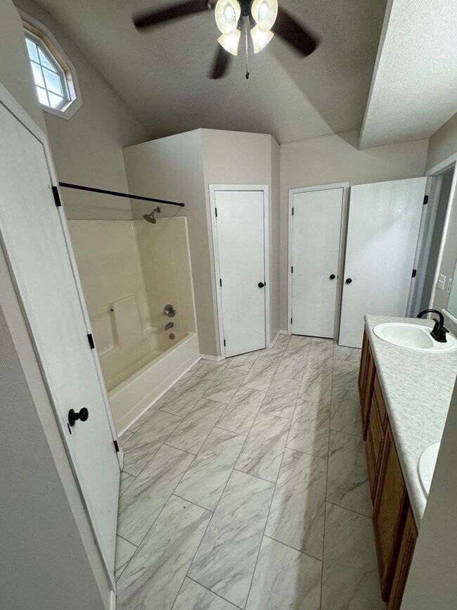 Building Photo - 3 bed, 2 bath, 2 car garage.