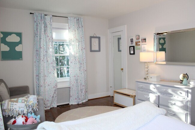 Building Photo - LARCHMONT