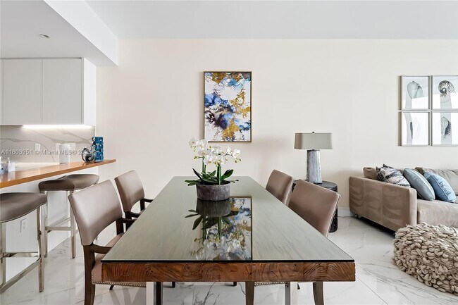 Building Photo - 15701 Collins Ave