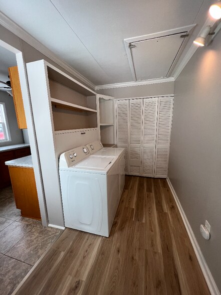 Building Photo - 209 Iroquois St