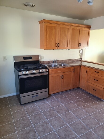 Building Photo - 1910 Vassar St