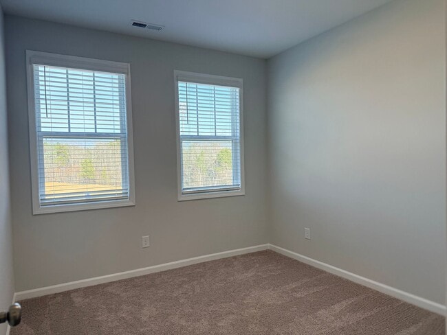 Building Photo - AMAZING Residence, Near Educational Facilities, With Wonderful Amenities!