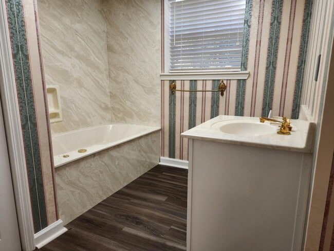 Building Photo - 1181 Lake Shore Cir