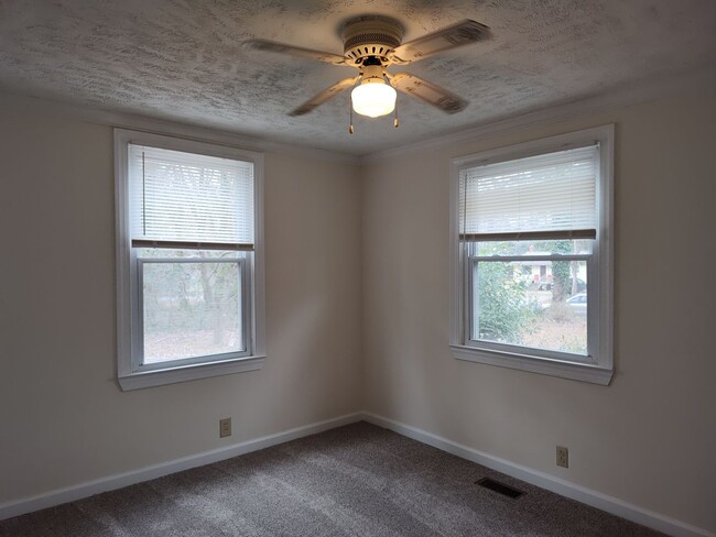 Building Photo - Move-in Ready duplex unit is located in Th...