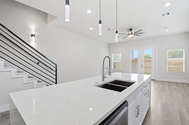 Building Photo - 727 S Victory Dr