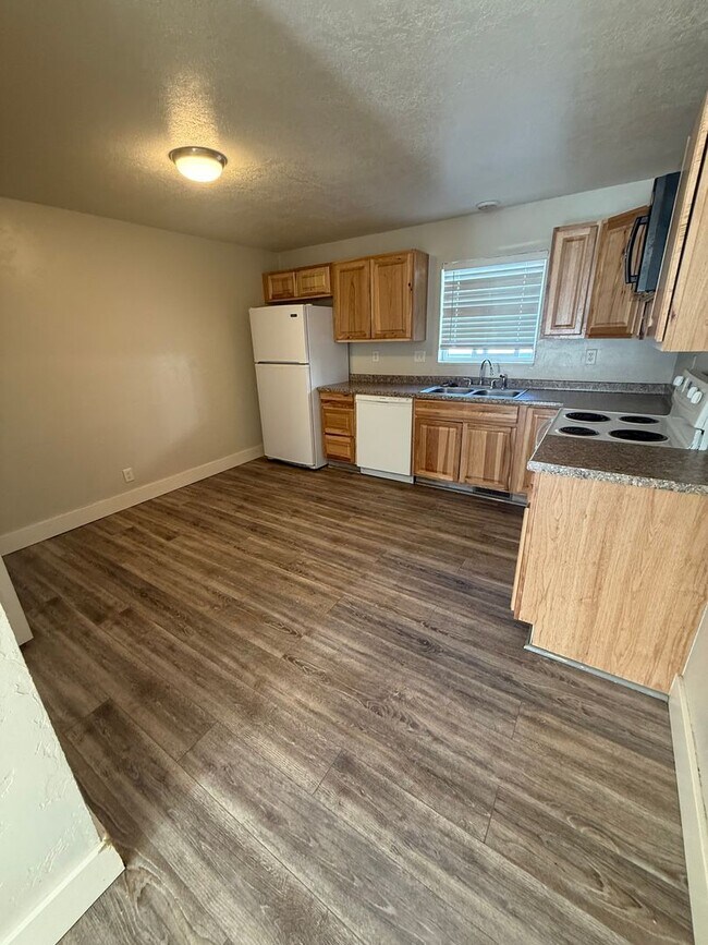 Building Photo - CS-108 W 250 S