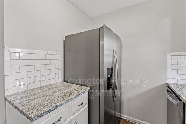 Building Photo - 123 Kingsway Dr