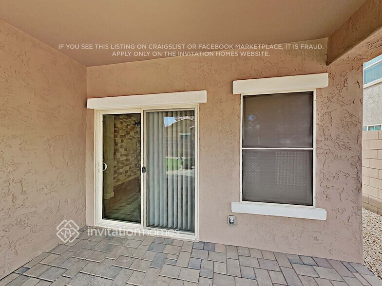 Building Photo - 2653 E Gillcrest Rd