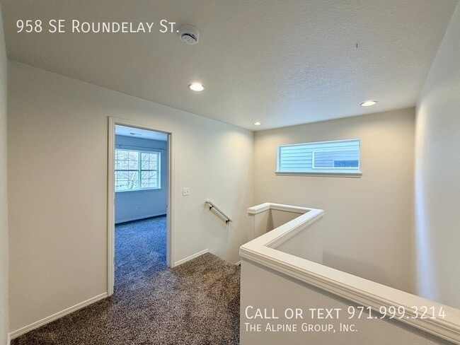 Building Photo - 958 SE Roundelay St