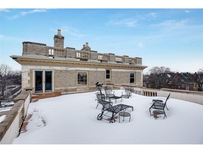 Building Photo - 808 Summit Ave