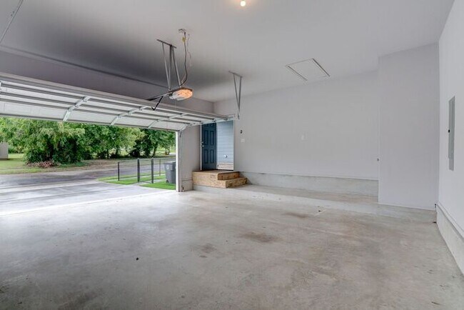 Building Photo - Unique 4/2/2 Near Downtown Tulsa!