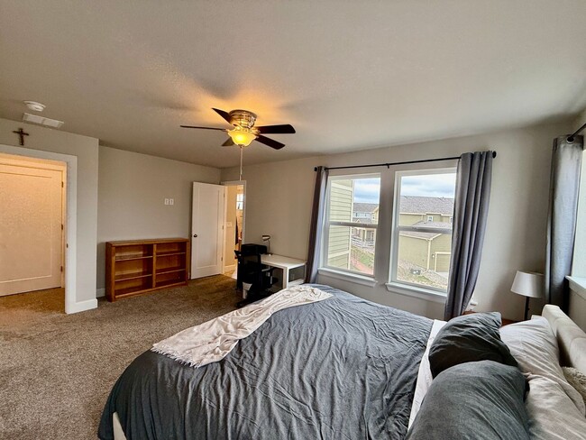 Building Photo - Beautiful Modern 3-Bedroom, 2.5 bath Townh...