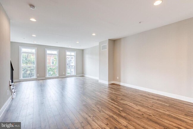 Building Photo - 909 Grundy St