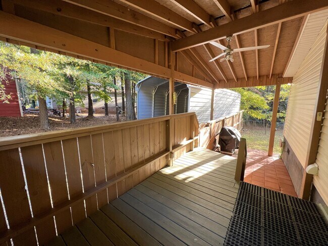 Building Photo - Fully Furnish with a relaxing LAKE access!