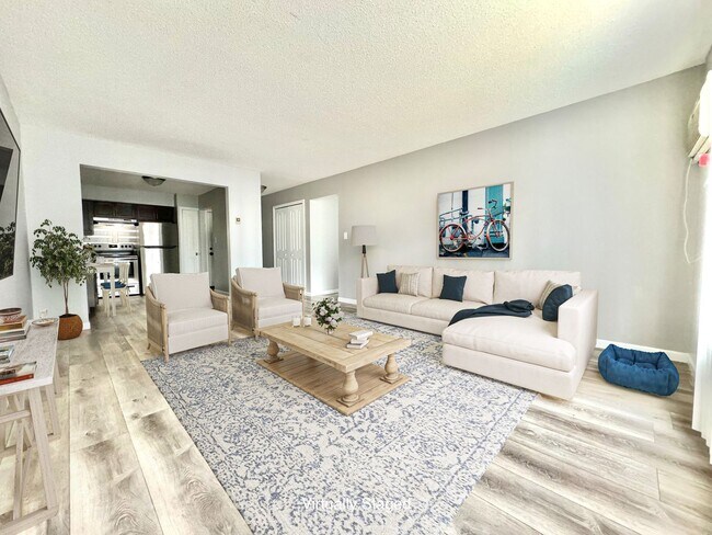 Building Photo - Renovated Two-Bedroom Apartment – Prime Wa...