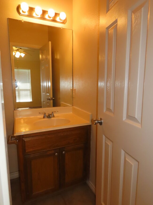 Building Photo - Beautiful 3 Bedroom, 2 Bath Duplex in Lindale!